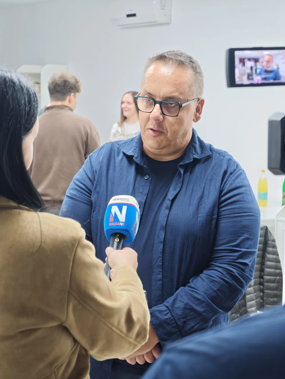 Razgovor učesnika meetupa sa novinarkom i televizijskom ekipom.