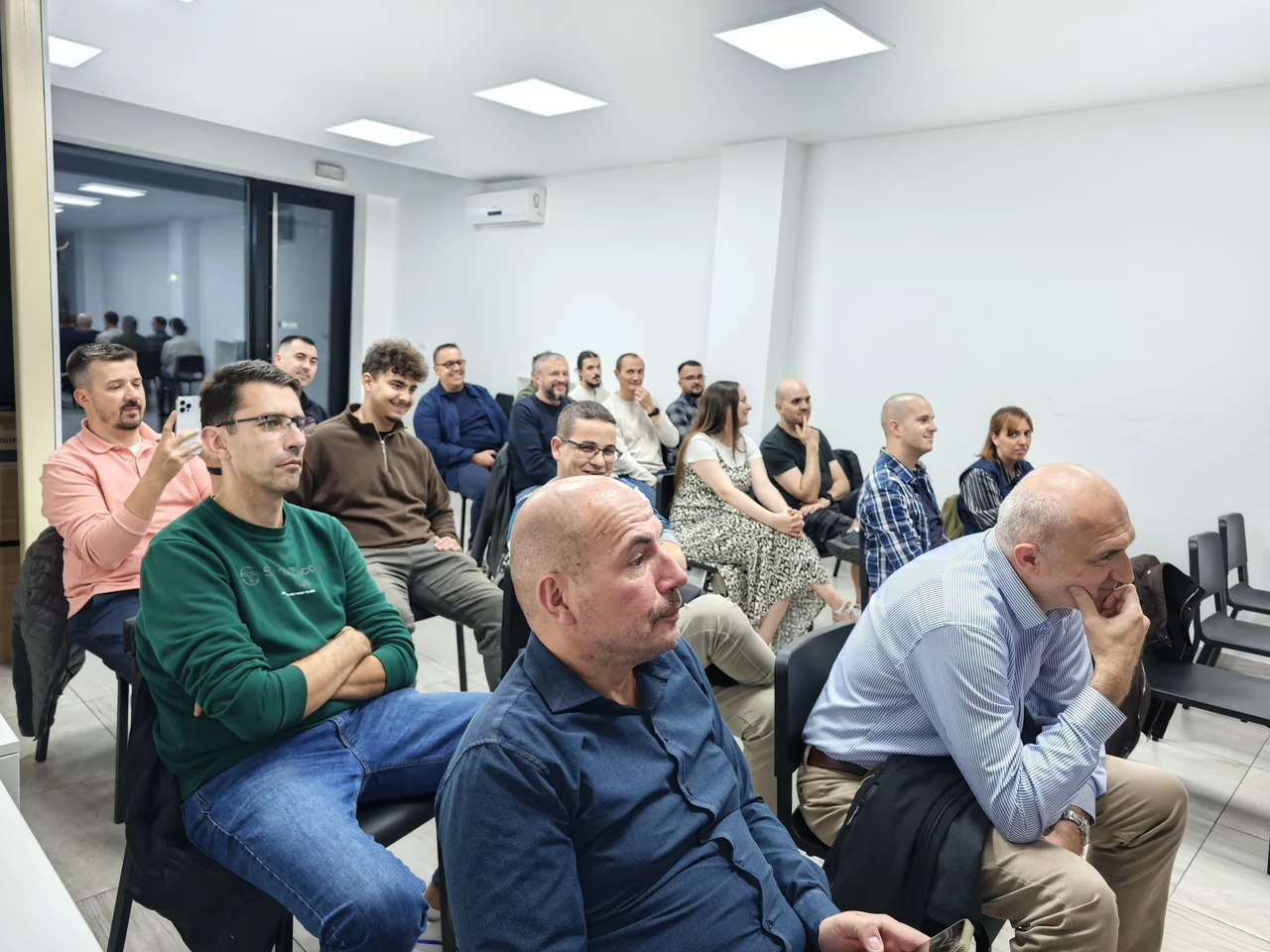 Publika sluša diskusiju na meetupu u Kragujevcu.