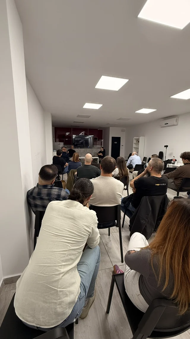 Pogled iz zadnjeg dela sale na okupljene učesnike meetupa.